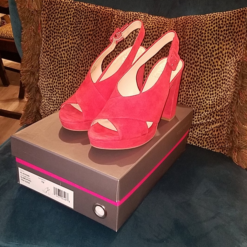 *NWT* Vince Camuto Javasan Glamour Red